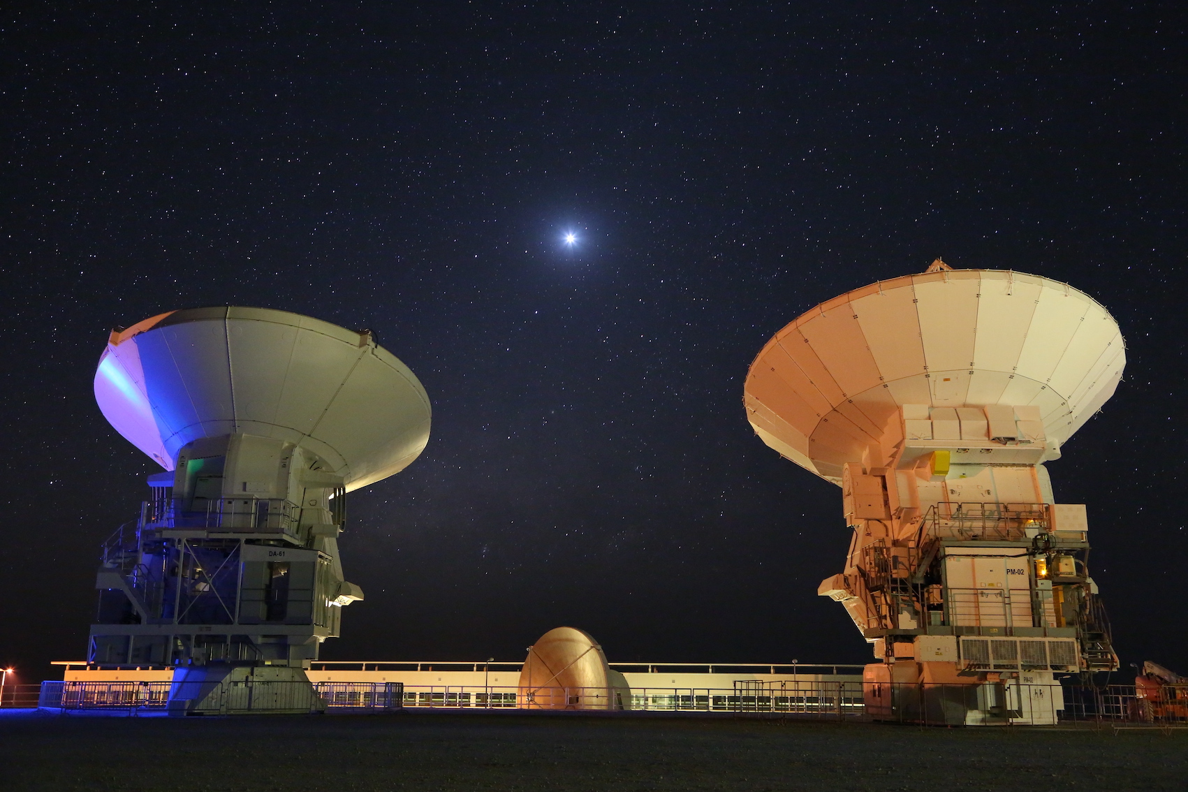  アルマ望遠鏡２基と金星